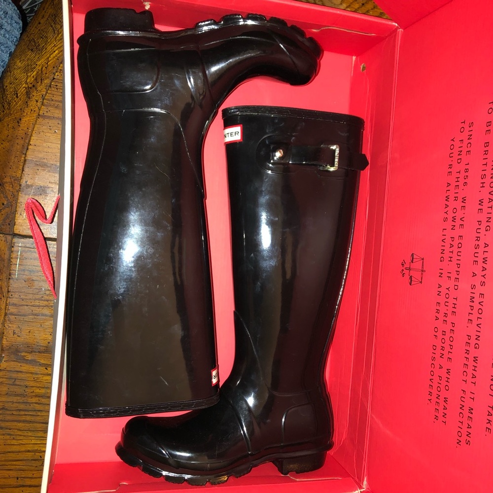 Size 6 tall Hunter rain boots